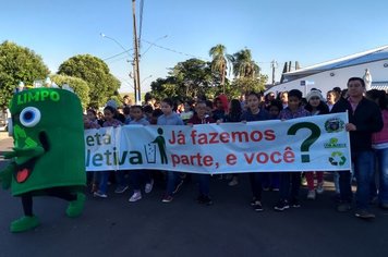 MEIO AMBIENTE REALIZA CAMINHADA DE CONSCIENTIZAÇÃO DA COLETA SELETIVA